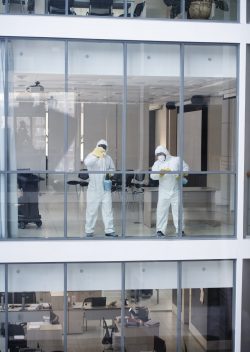 plein coup de personnes dans un bureau de nettoyage de costume de matieres dangereuses